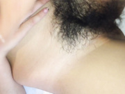 气质可爱的学院派美女把鸡鸡舔硬后不让操等软了再舔硬来回玩,男的受不了挑逗按在身下用力干她,喘息声真娇嫩!