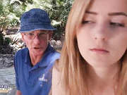 高颜值小美女午间树下发骚 精致脸蛋好身材挡不住小弟硬了，少女与大爷刺激操穴勾引啪啪爽了