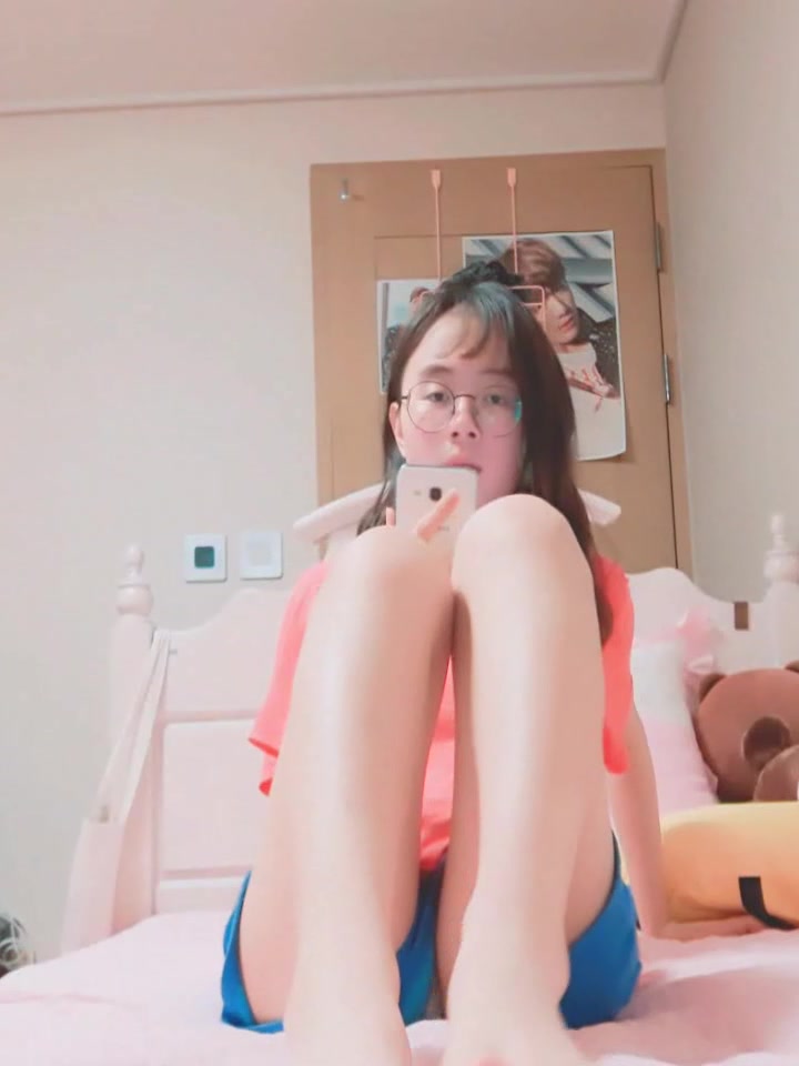 高中放假借女同学的手机打电话，发现她淫荡的一面