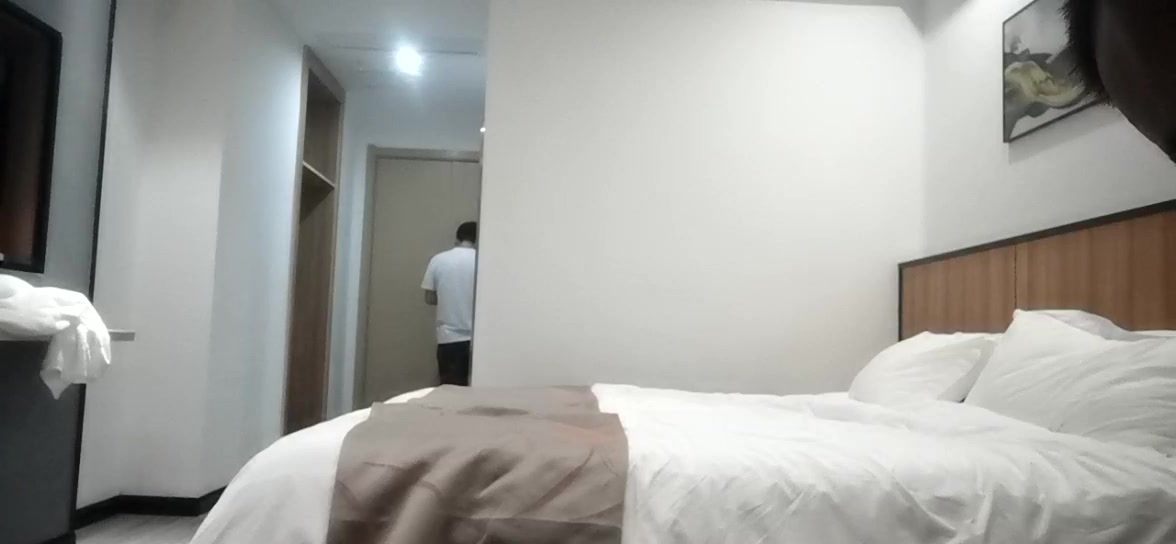 9.28源码高清录制油哥屌哥酒店约炮开路虎的高级会所小姐自备情趣内衣一个屌一个拍