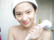 清纯甜主播妹纸垫姨妈巾很会挑逗男人