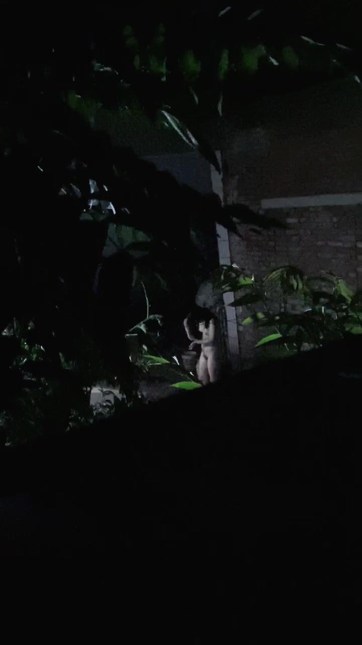 偷拍20岁美女邻居洗澡