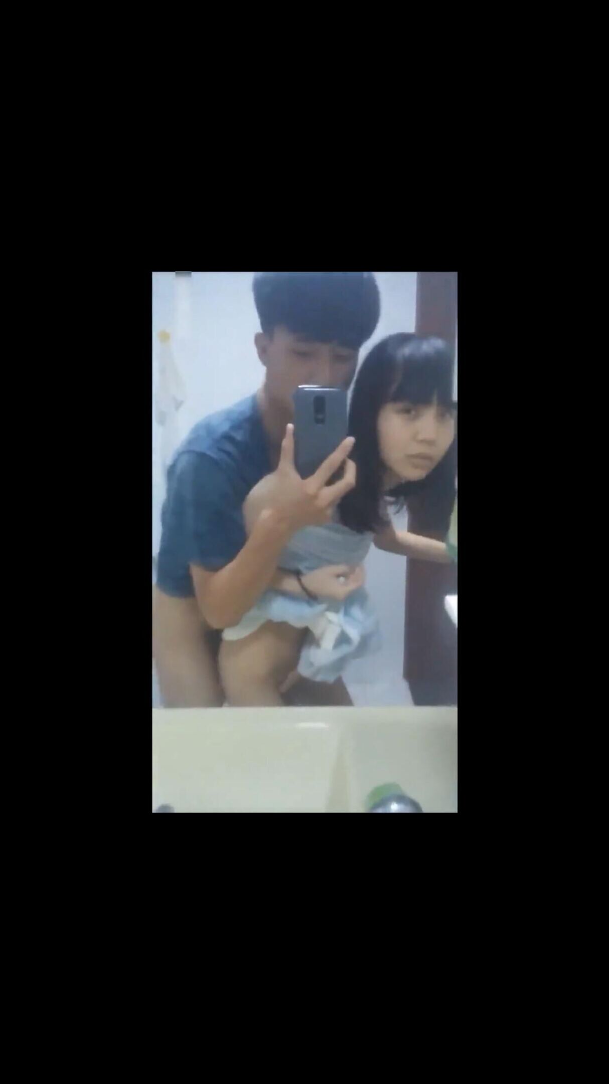 两队年轻情侣在试衣间和洗手间操逼自拍