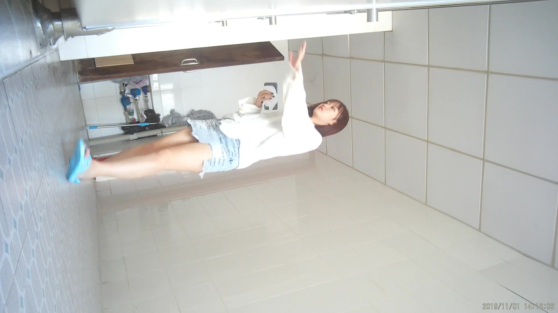 超漂亮小姐姐尿尿被偷拍6次（3）