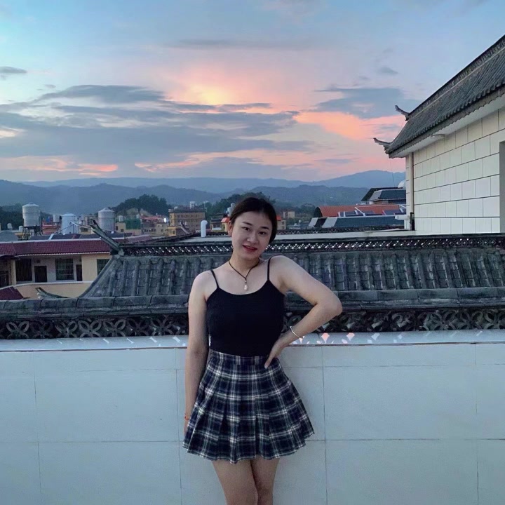 本来想看女儿朋友的小穴18岁哈 没想到女儿也入镜了。