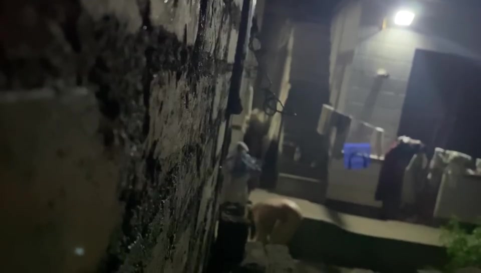 偷拍不易，贵在真实，邻居姐妹花洗澡