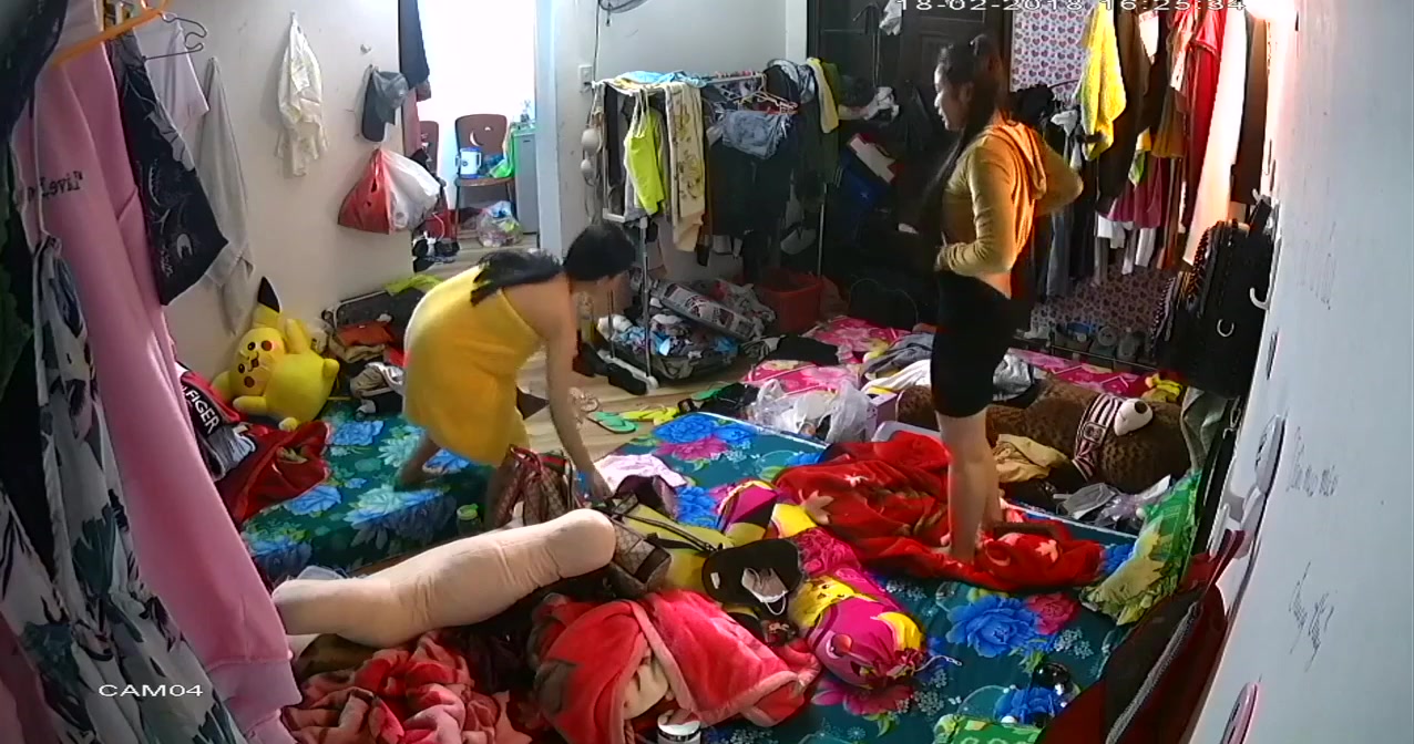 家庭攝像頭黑客破解拍攝到的幾個合租房的妹子日常 我的乖乖這幾個妹子是幹什麽的房子亂成這樣也不收拾壹下 比較奇葩啊 露臉高清