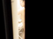 半夜窗外偷拍身材样子都不错的美女洗澡