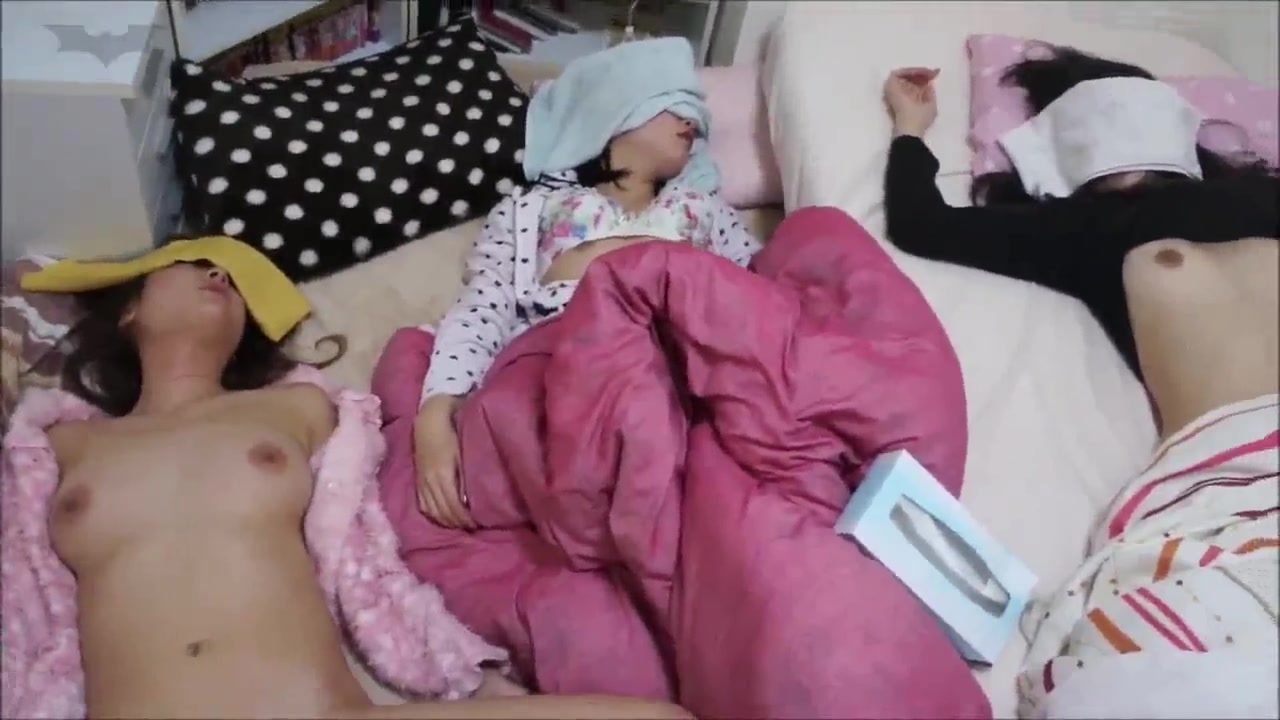 女友带2同事来家聚餐被我灌醉后抱到房间休息时,发现有个妹子不仅漂亮身材也很性感,没忍住脱掉衣服慢慢抽插内射,真担心把她干醒了