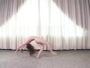 杂技队青涩女孩大胆高难度全裸进行表演，身材弹性真好-02