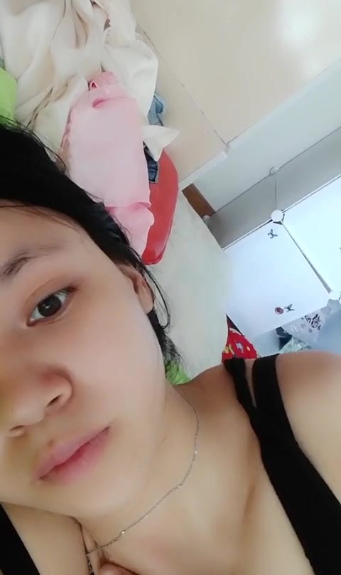 居家少妇大尺度挤奶直播