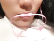 东北妞露脸女主播直播放福利，插3跟手指进逼逼里爽翻了