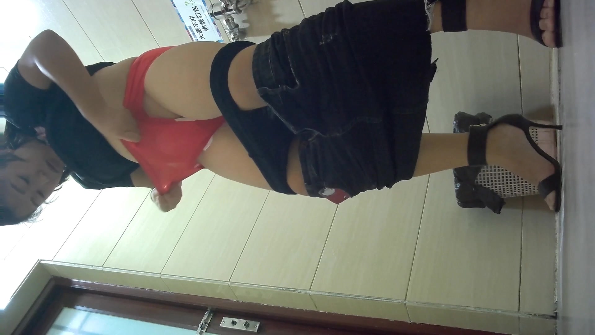 岛国某著名盗拍网站最新流出商场女厕偷拍最后一个妹子的文胸好怪异啊